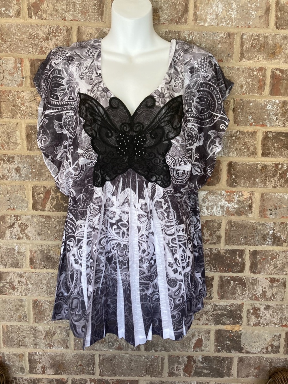 New One World Black Butterfly Top size Large NWT